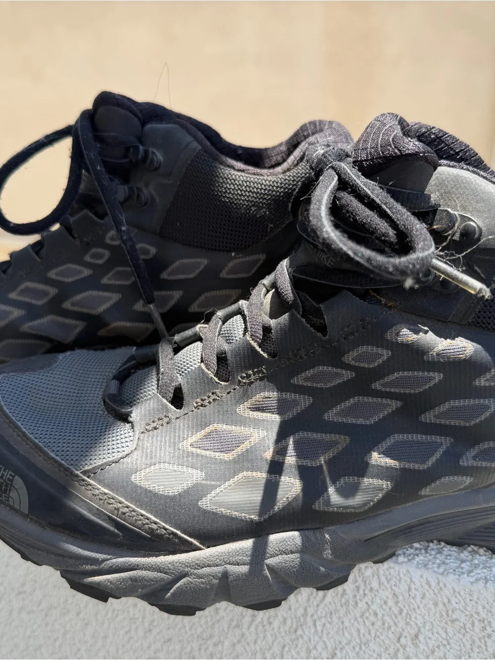 Sz 9.5 Men’s North Face Black Mesh Trail Running Shoes